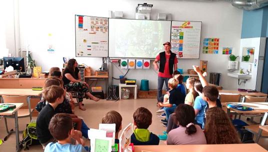 Peter Sürth erzählt der Klasse 3a von einheimischen Wildtieren