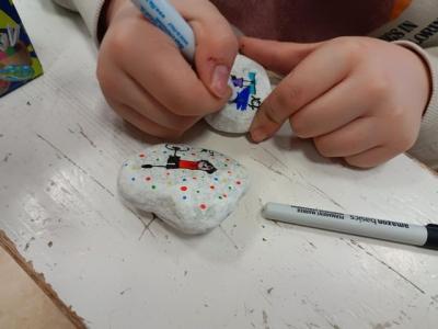 Schüler bemalt einen Stein