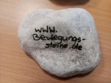 Bemalter Bewegungsstein mit Internetadresse www.bewegungssteine.de
