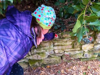 Schülerin platziert einen Bewegungsstein